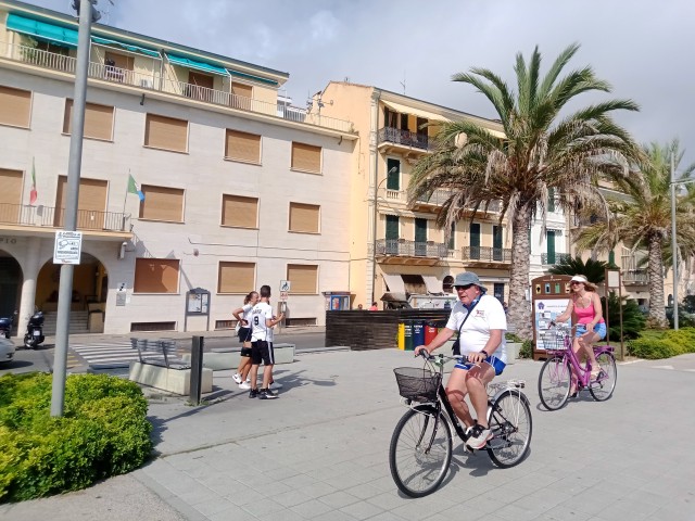 Visit Sanremo Cycle Path Tour on city bikes in San Remo