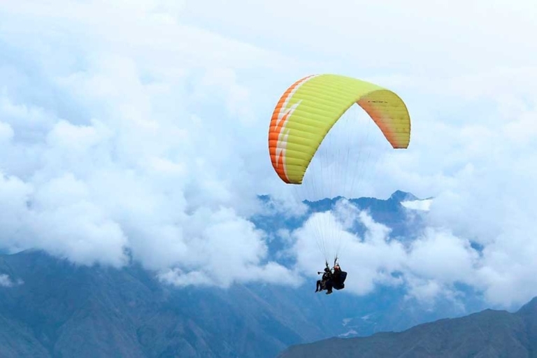 Paragliding-Flug durch das Heilige Tal