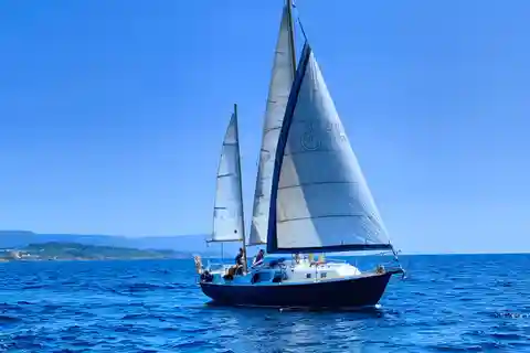 Alghero: Escursione di un giorno in barca a vela