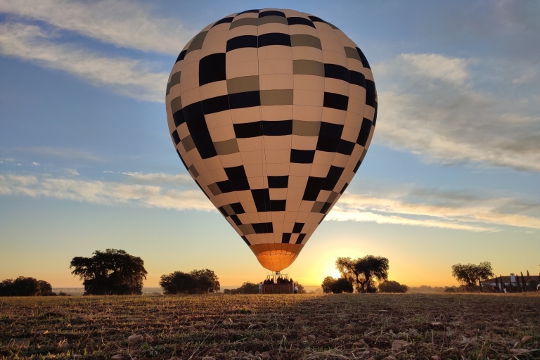 Toledo: lot balonem z opcją transferu z MadrytuToledo: Poranny lot balonem na ogrzane powietrze z odbiorem w Madrycie