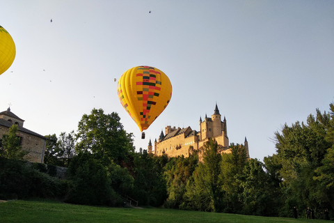 Segovia: Ballongfärd med transferalternativ från MadridSegovia: Varmluftsballongtur på morgonen