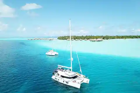 Oahu: Luxury 50' Catamaran Cruise with Snorkeling and Sunset
