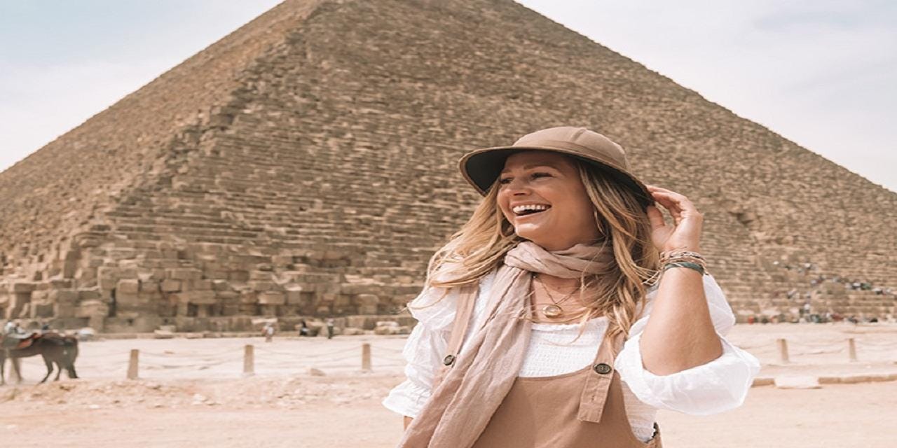 Von Hurghada aus: Private Tagestour durch Kairo mit Reiseführer, Mittagessen