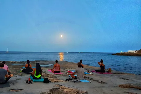 Aula de Yoga na Praia e Natação - Sliema