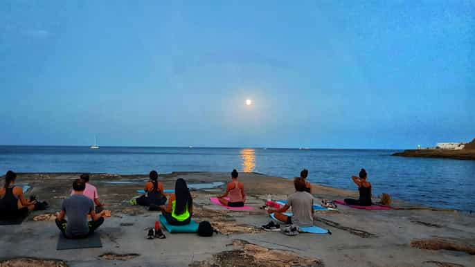 Sliema: Strand-Yoga-Kurs