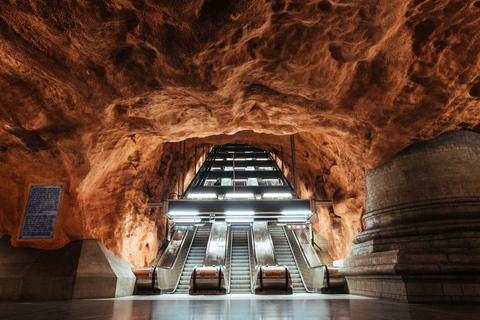 Estocolmo: Passeio de arte no metrô com um guia localEstocolmo: Passeio artístico de 1,5 hora no metrô