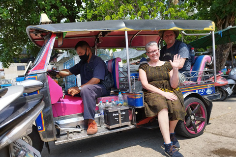 Tuk-Tuk, barco de cauda longa e passeio de riquixá pela selva de BangkokPasseio de riquixá de meio dia em Bangkok e passeio a pé