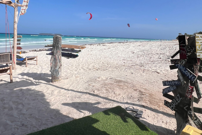 KiteSurf: Prywatne lekcje przed Mnemba, Zanzibar - początkujący/średnio zaawansowaniKitesurfing: prywatne lekcje przed Mnembą, Zanzibar – poziom początkujący/średnio zaawa