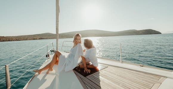 Dia Island: Small Group Full-Day Sailing Trip with meal