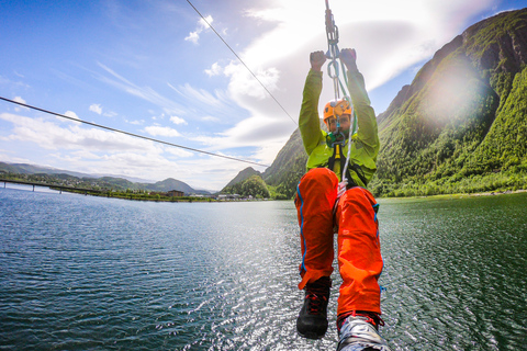 Sinta a adrenalina em Mosjøen ZiplineTirolesa de Mosjøen e Via Ferrata