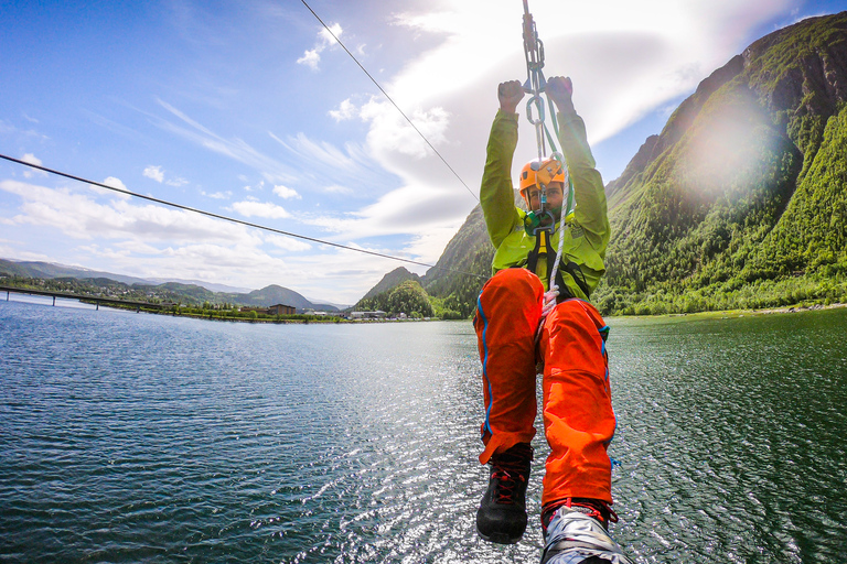 Sinta a adrenalina em Mosjøen ZiplineTirolesa de Mosjøen e Via Ferrata