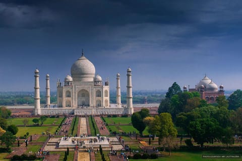 From Delhi: Luxury 2 Days Taj Mahal Tour By Car
