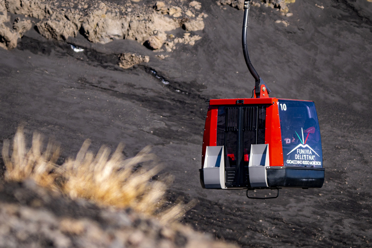 Monte Etna: Bilhete de ida e volta de teleférico e ônibus 4x4Ingresso para o teleférico e o ônibus 4x4