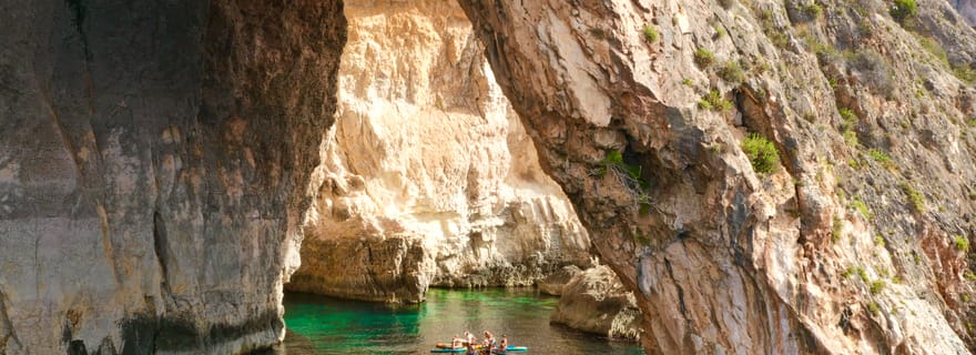 Explorez la Grotte Bleue de Malte en SUP