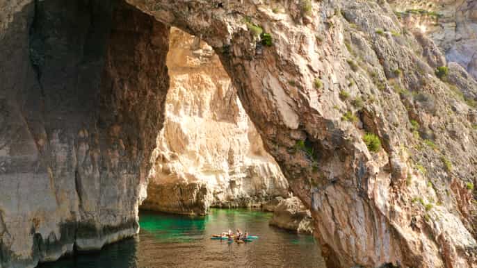 Entdecke Maltas Blaue Grotte mit dem SUP