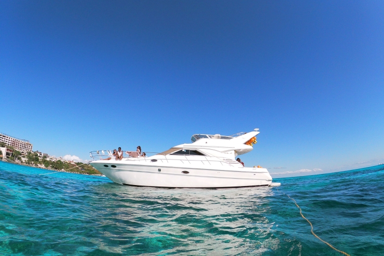 Cancun : Pont exclusif Sea Ray Express pour 14 personnesExpérience en yacht privé avec plongée en apnée (4 heures)