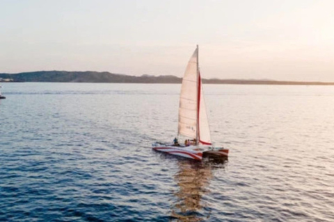 Fornells: Katamaran-Kreuzfahrt bei Sonnenuntergang an Menorcas Küste