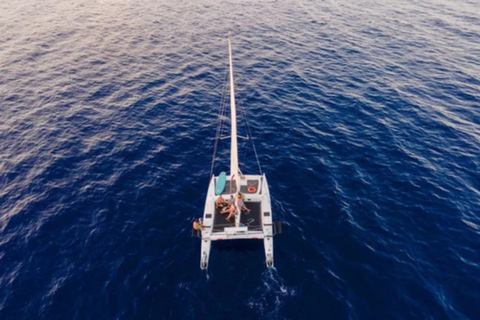 Fornells: Catamaran boottocht bij zonsondergang langs de kust van Menorca