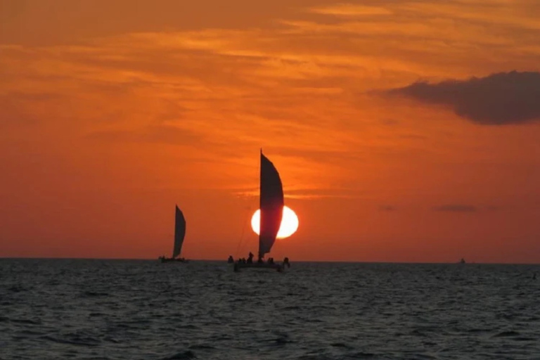 Fornells: Passeio de catamarã ao pôr do sol na costa de Menorca