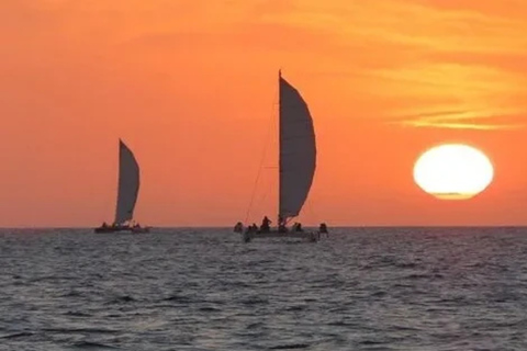 Fornells: Katamaran-Kreuzfahrt bei Sonnenuntergang an Menorcas Küste