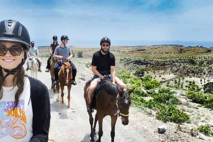 Akrotiri: Geführte Tagestour mit Pferden zum Strand. Foto: GetYourGuide