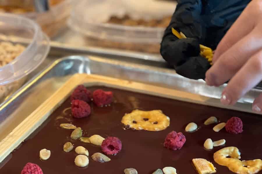 Santa Barbara: Workshop zur Herstellung von Schokoladenriegeln und Kunstschachteln. Foto: GetYourGuide