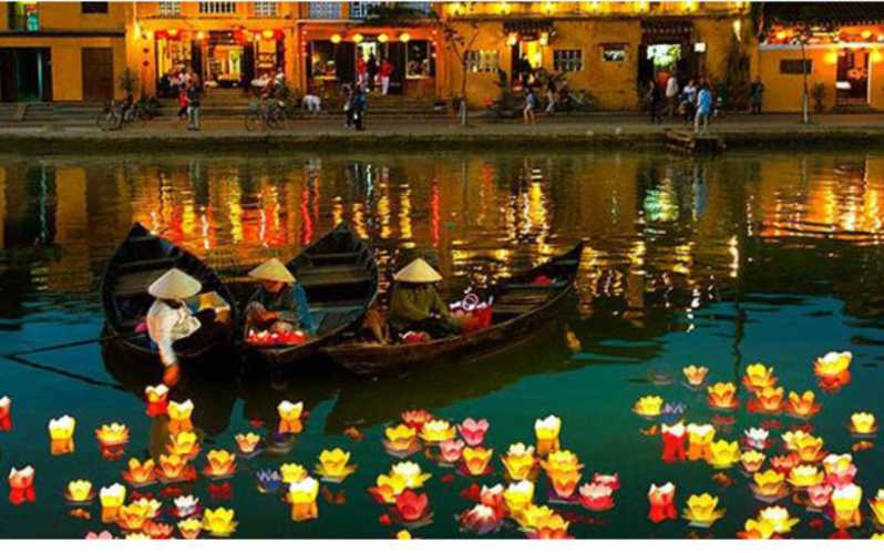 Hoi An: Hoai River Boat Trip by Night with Release Lantern