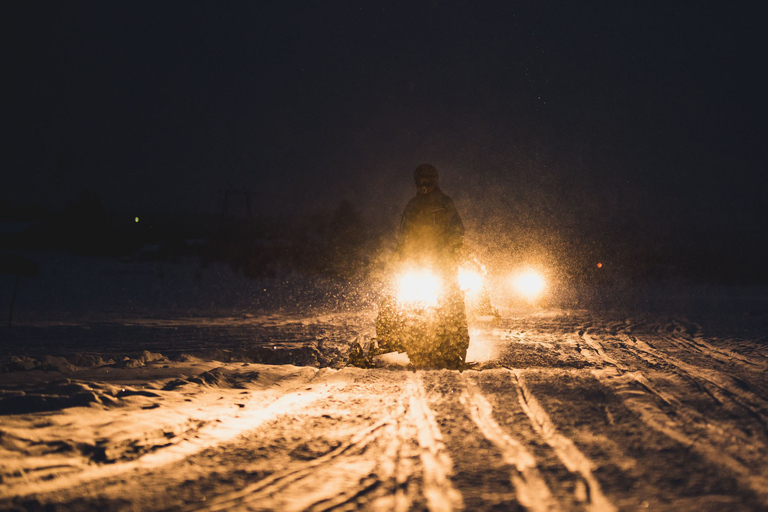 Levi: Excursión en moto de nieve por la Aurora Boreal con aperitivos y bebidas