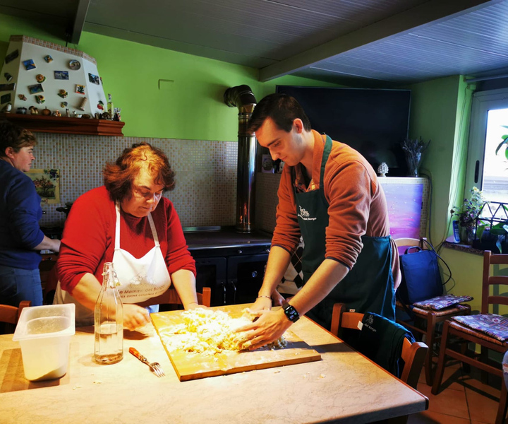 Kookles in Motta Camastra met de "Mamme del Borgo"