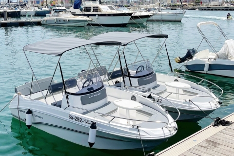 Valencia: Boat Rental without license at La Marina Valencia! 1 Hour Boat rental without license