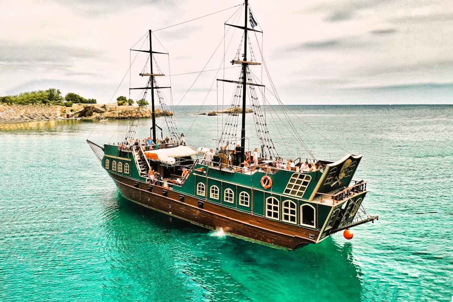 From Hersonissos: Half-Day Pirate Boat Trip with Lunch