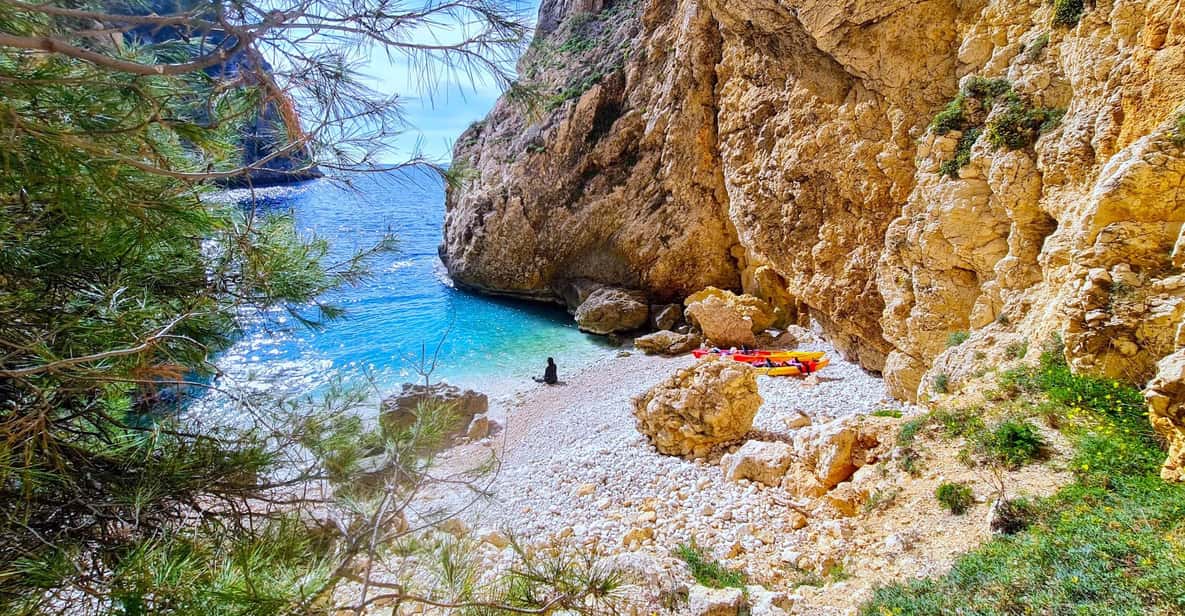 Afbeelding 10 van Cala Granadella: Cala en Caló Zeegrot Snorkel & Kajak Tour