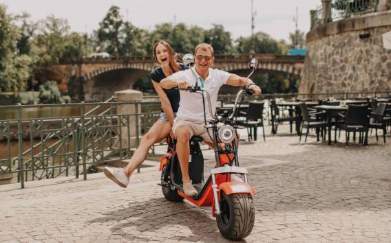 Prag: 2-stündige Fat-Tire E-Scooter Tour mit Guide