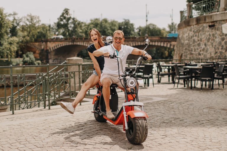 Praga: Passeio guiado de Fat Tire e-Scooter ou e-Bike