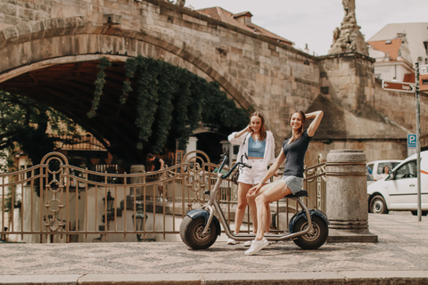 Praga: Passeio guiado de Fat Tire e-Scooter ou e-Bike