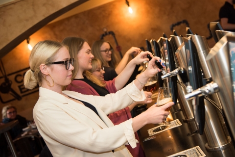 Prague : Dégustation de bières artisanales tchèques avec un robinet à bière à débit automatiqueCrédit de bière pour une dégustation de bière et de mets