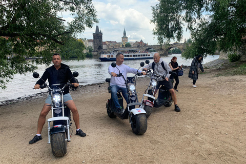 Praag: 2 uur durende e-scootertour met dikke banden met gids