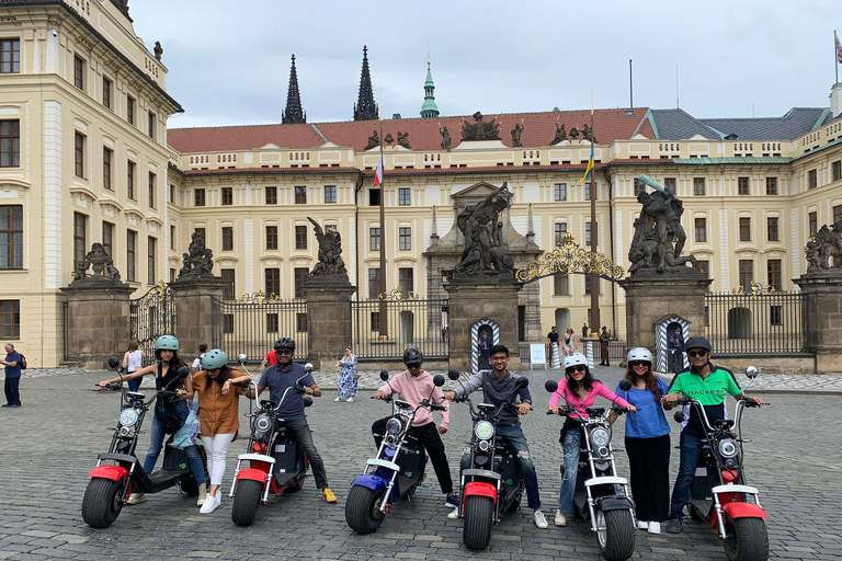 Praag: 2 uur durende e-scootertour met dikke banden met gids