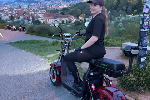 Praag: 2 uur durende e-scootertour met dikke banden met gids