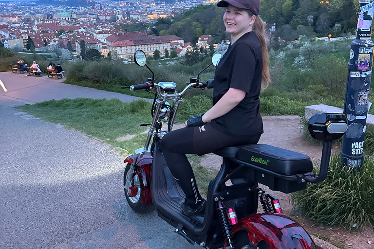 Praag: 2 uur durende e-scootertour met dikke banden met gids