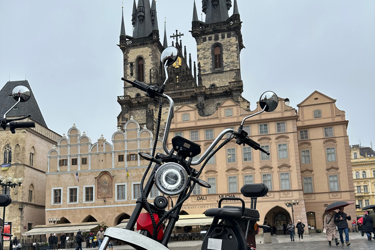 Praag: 2 uur durende e-scootertour met dikke banden met gids