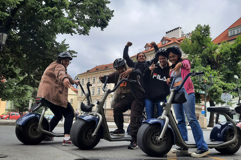 Praag: 2 uur durende e-scootertour met dikke banden met gids