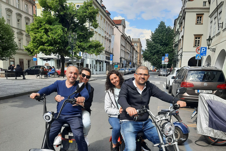 Praga: Passeio guiado de Fat Tire e-Scooter ou e-Bike