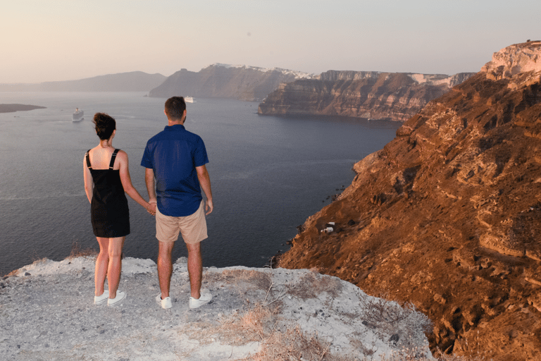 Santorini: From Reel to Real – Private Tour of Hidden Gems Santorin : visite privée en français – joyaux cachés