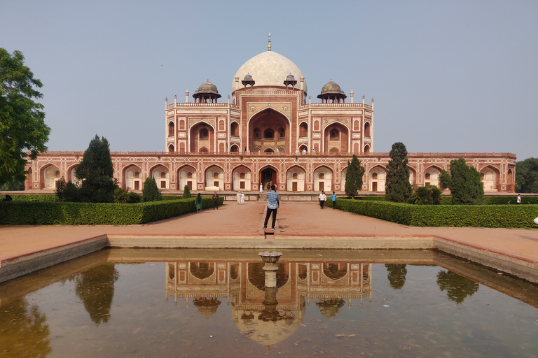 Delhi: tour guidato della vecchia e della nuova Delhi di una giornata intera o di mezza giornataTour di una giornata intera di Nuova e Vecchia Delhi, in auto con autista e guida.