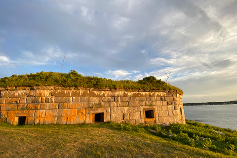 Portland: Private Island Fort Tour