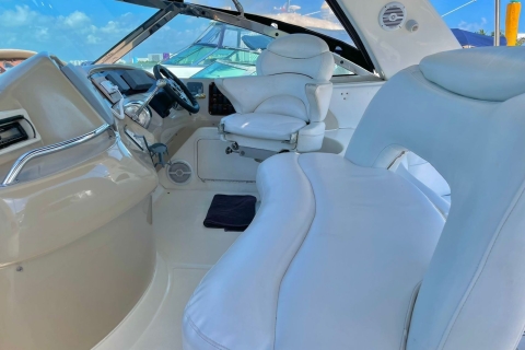 Private Yacht in Cancun Tour um Isla MujeresPrivate Sundancer 47-Fuß-Yacht mit Schnorchelausrüstung