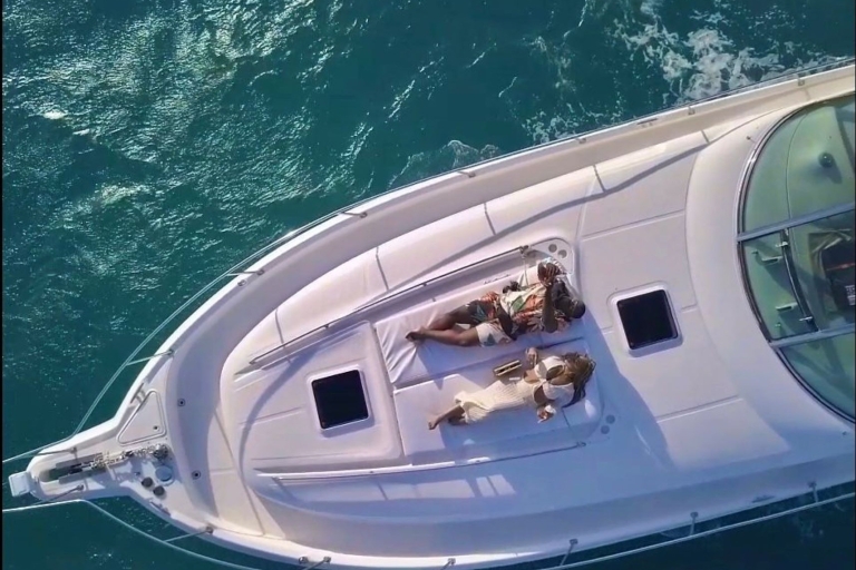 Prive-jacht in Cancun-tour rond Isla MujeresPrive Sundancer 47 voet jacht met snorkeluitrusting