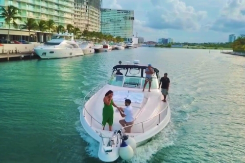 Prive-jacht in Cancun-tour rond Isla MujeresPrive Sundancer 47 voet jacht met snorkeluitrusting