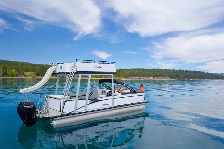 Entdecke den Lake Tahoe von deinem privaten Doppeldecker-Pontoon aus. Foto: GetYourGuide
